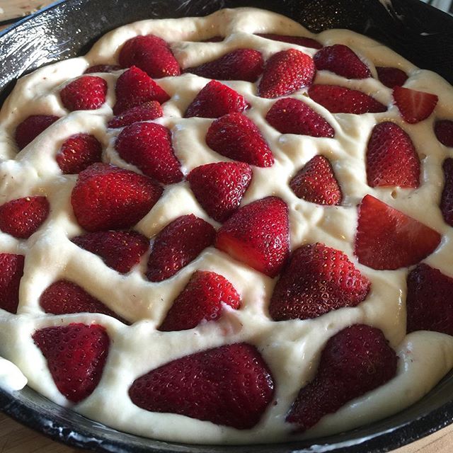 #strawberry #skillet #cake just went in the<span id=