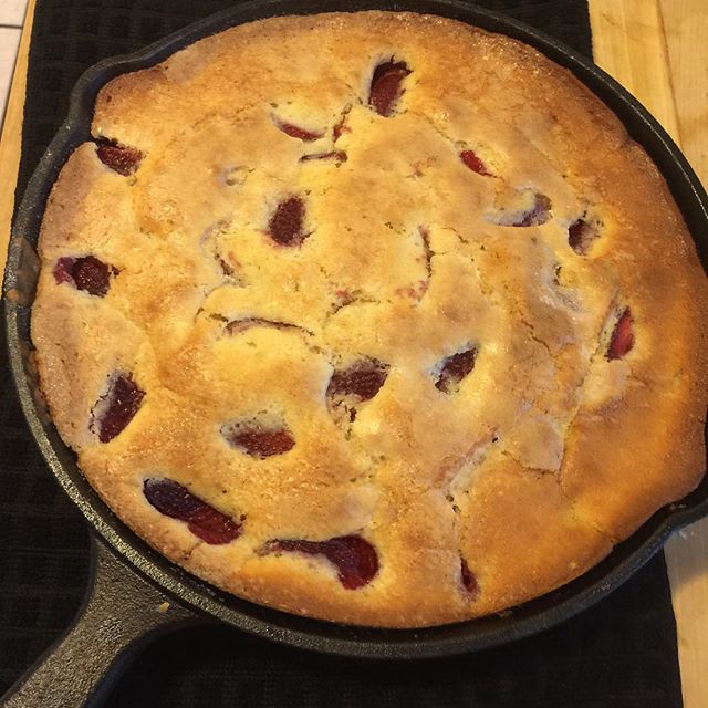 The #strawberry skillet cake is out of the oven<span id=